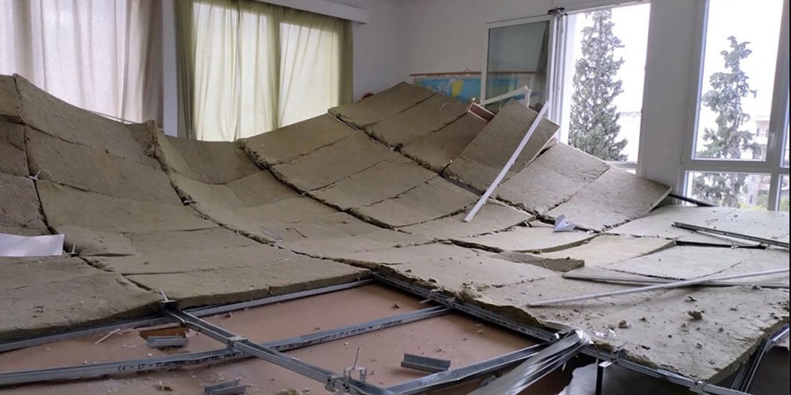 Έπεσε η οροφή σε αίθουσα δημοτικού σχολείου στη Θεσσαλονίκη – Από θαύμα σώθηκαν οι μαθητές