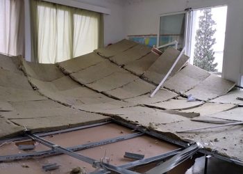 Έπεσε η οροφή σε αίθουσα δημοτικού σχολείου στη Θεσσαλονίκη – Από θαύμα σώθηκαν οι μαθητές