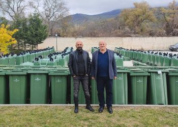 Ο Δήμος Πρεσπών παρέλαβε 143 νέους κάδους απορριμμάτων στο πλαίσιο των δράσεων βελτίωσης των υπηρεσιών καθαριότητας     ­
