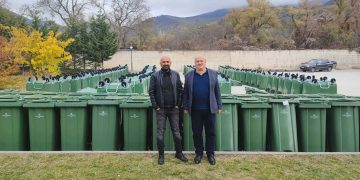 Ο Δήμος Πρεσπών παρέλαβε 143 νέους κάδους απορριμμάτων στο πλαίσιο των δράσεων βελτίωσης των υπηρεσιών καθαριότητας     ­