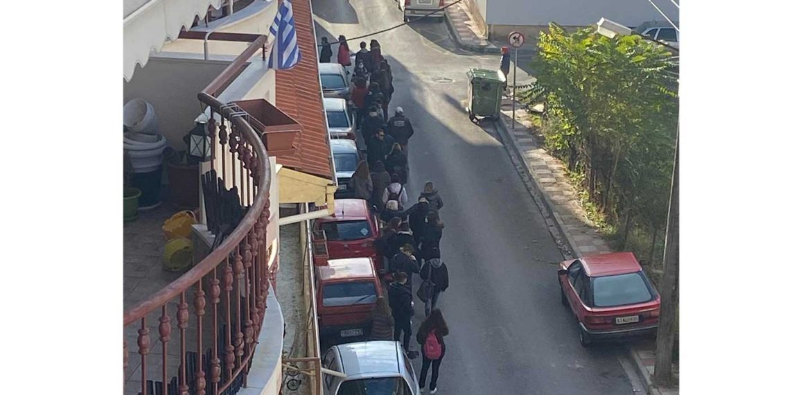 Τεράστιες ουρές στον ΕΟΔΥ της Κοζάνης- Μαθητές στην πλειοψηφία τους