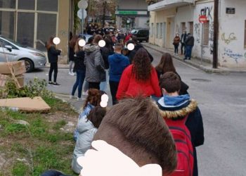 Κοζάνη: Η έξαρση των κρουσμάτων οδηγεί σε τεράστιες ουρές για rapid στον ΕΟΔΥ