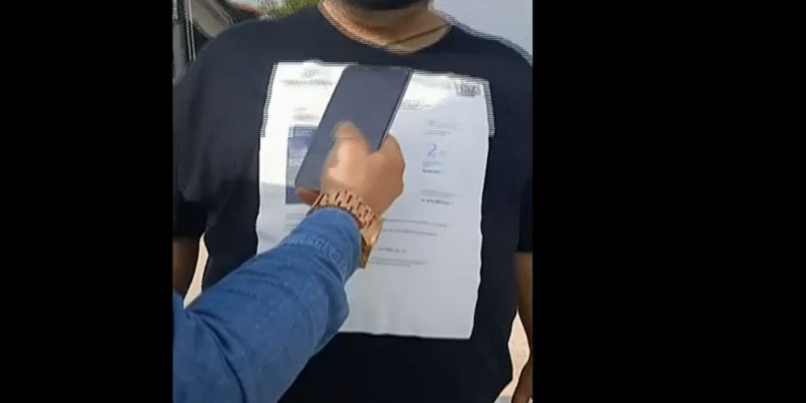 Θεσσαλονίκη: Τύπωσε το πιστοποιητικό εμβολιασμού σε μπλούζα