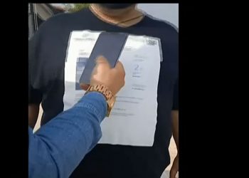 Θεσσαλονίκη: Τύπωσε το πιστοποιητικό εμβολιασμού σε μπλούζα