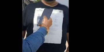 Θεσσαλονίκη: Τύπωσε το πιστοποιητικό εμβολιασμού σε μπλούζα