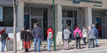 Μέτρα για τον κορωνοϊό: Crash test σήμερα για τράπεζες και δημόσιο μετά το ρεκόρ ελέγχων στην πρεμιέρα