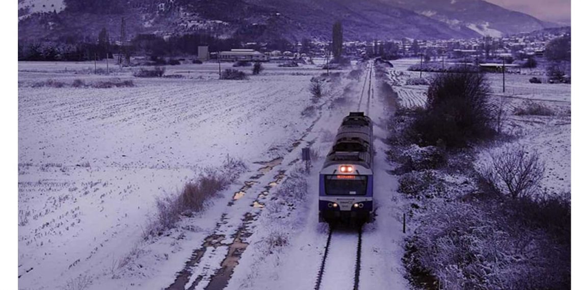 Αμύνταιο: Το χιονισμένο τοπίο και το τρένο – Πανέμορφη εικόνα!