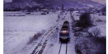 Αμύνταιο: Το χιονισμένο τοπίο και το τρένο – Πανέμορφη εικόνα!