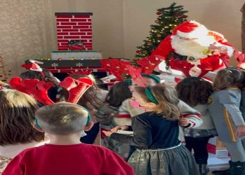 Όμορφες εικόνες από τη χριστουγεννιάτικη γιορτή του 10ου Δημ. Σχολείου Πτολεμαΐδας – Το ευχαριστήριο του Συλλόγου Γονέων