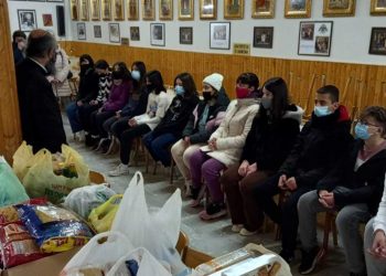 Τρόφιμα και λίγη χαρά πρόσφεραν σε άπορες οικογένειες μαθητές και μαθήτριες του 2ου Γυμνασίου Πτολεμαΐδας