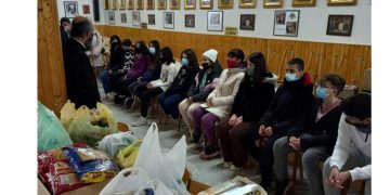 Τρόφιμα και λίγη χαρά πρόσφεραν σε άπορες οικογένειες μαθητές και μαθήτριες του 2ου Γυμνασίου Πτολεμαΐδας