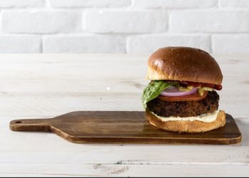 Vegetarian burger από τον Άκη Πετρετζίκη