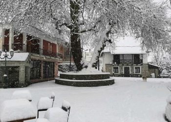 Σμίξη Γρεβενών στα λευκά με 60 πόντους χιόνι και …. συνεχίζει! Πανέμορφη εικόνα!