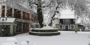 Σμίξη Γρεβενών στα λευκά με 60 πόντους χιόνι και …. συνεχίζει! Πανέμορφη εικόνα!