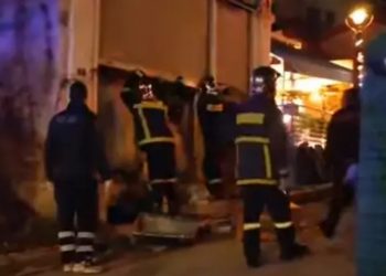 Καστοριά: Χωρίς τις αισθήσεις του ανασύρθηκε άντρας που καταπλακώθηκε από τα συντρίμμια κτιρίου που κατέρρευσε