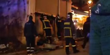 Καστοριά: Χωρίς τις αισθήσεις του ανασύρθηκε άντρας που καταπλακώθηκε από τα συντρίμμια κτιρίου που κατέρρευσε