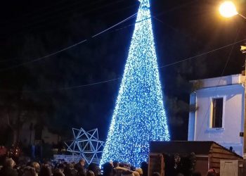 Εορταστικός στολισμός και λάμψη στο Αμύνταιο