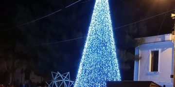 Εορταστικός στολισμός και λάμψη στο Αμύνταιο