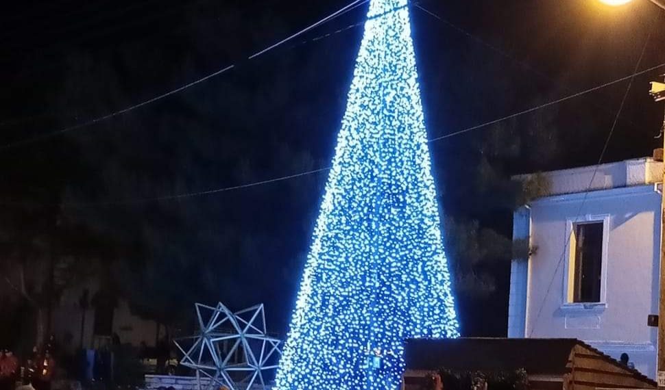 Εορταστικός στολισμός και λάμψη στο Αμύνταιο