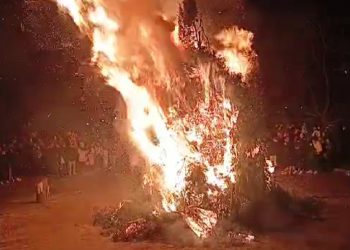 ΤΩΡΑ: Το άναμμα των φωτιών στη Φλώρινα-φωτο