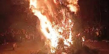 ΤΩΡΑ: Το άναμμα των φωτιών στη Φλώρινα-φωτο