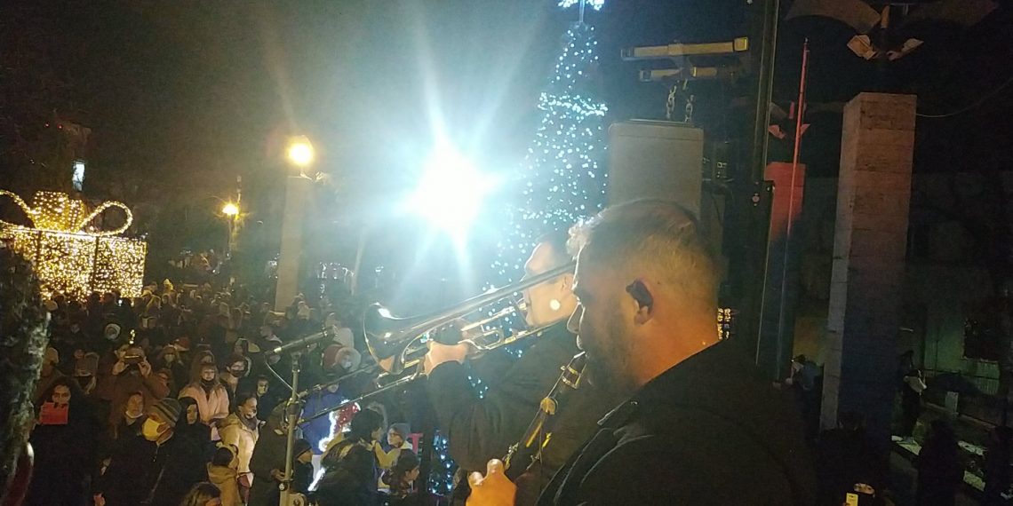 “Μήλο μου κόκκινο” και άλλα παραδοσιακά ακούσματα ξεσηκώνουν μικρούς και μεγάλους στην κεντρική πλατεία της Πτολεμαΐδας