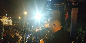 “Μήλο μου κόκκινο” και άλλα παραδοσιακά ακούσματα ξεσηκώνουν μικρούς και μεγάλους στην κεντρική πλατεία της Πτολεμαΐδας