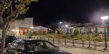 Μεσάνυχτα Κυριακής και αγελάδες βολτάρουν αμέριμνα στο κέντρο των Σερβίων