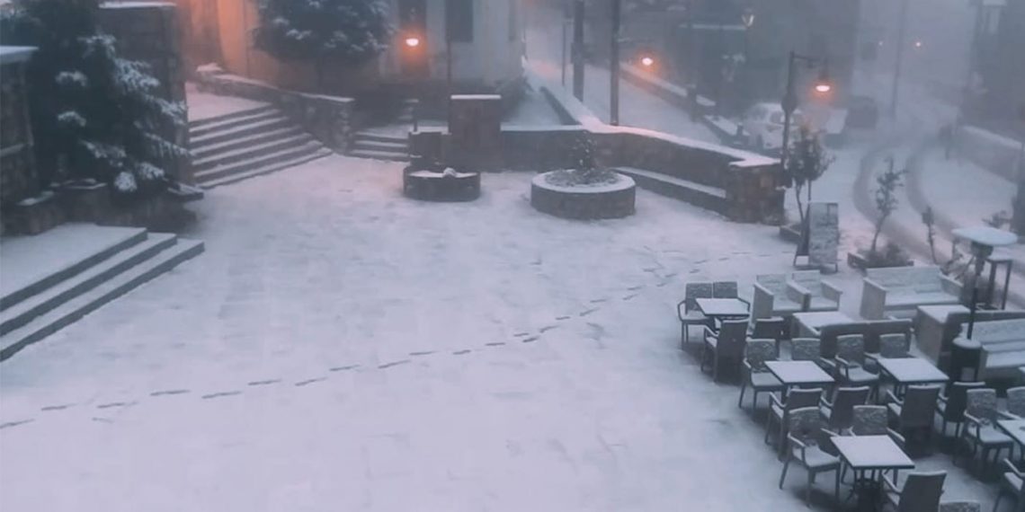 Ξημέρωμα Σαββάτου με χιόνι και στον Άγιο Αθανάσιο στο Καϊμακτσαλάν