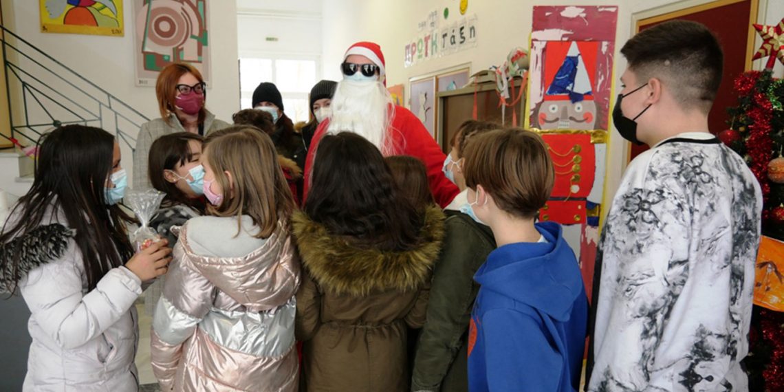 Δήμος Γρεβενών: 1.500 δωράκια μοίρασε ο Άγιος Βασίλης στα παιδιά των σχολείων