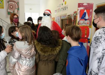 Δήμος Γρεβενών: 1.500 δωράκια μοίρασε ο Άγιος Βασίλης στα παιδιά των σχολείων