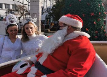 Ο Άγιος Βασίλης και οι Χιονονιδάφες έδωσαν ένα ευχάριστο τόνο στην πλατεία της Πτολεμαΐδας (βίντεο-φώτο)