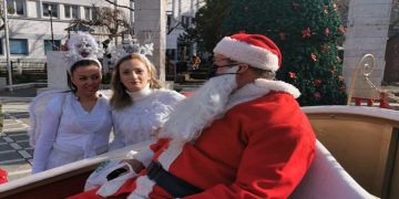 Ο Άγιος Βασίλης και οι Χιονονιδάφες έδωσαν ένα ευχάριστο τόνο στην πλατεία της Πτολεμαΐδας (βίντεο-φώτο)