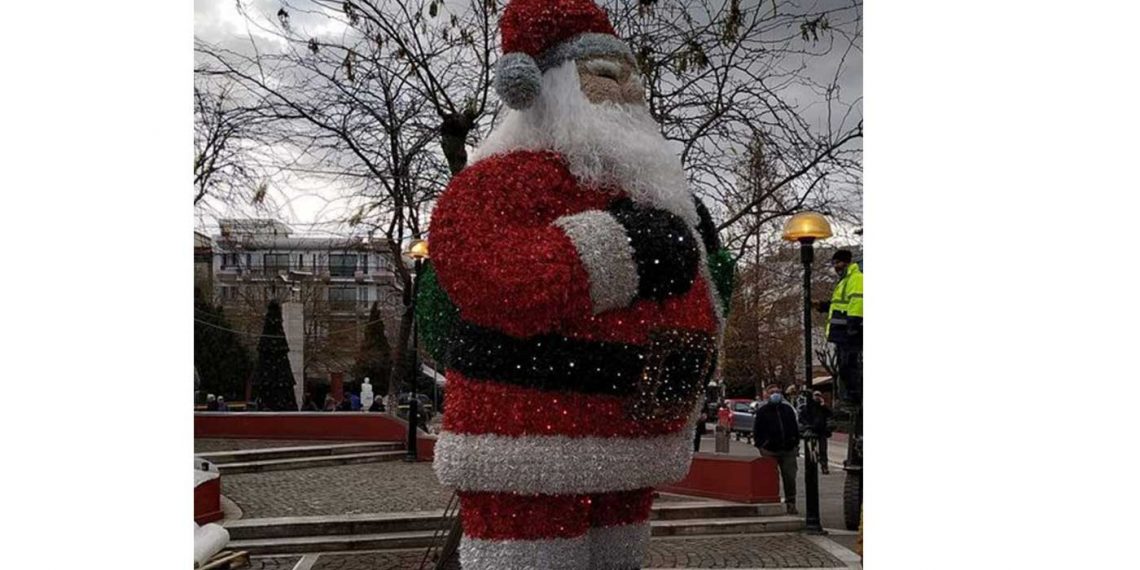 Ένας τεράστιος Άγιος Βασίλης στην πλατεία της Πτολεμαΐδας