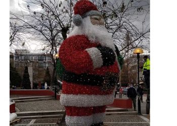 Ένας τεράστιος Άγιος Βασίλης στην πλατεία της Πτολεμαΐδας