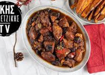 Εορταστική συνταγή του Άκη Πετρετζίκη- Χοιρινό με δαμάσκηνα στον φούρνο