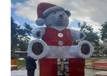 Ο γιγαντιαίος χριστουγεννιάτικος αρκούδος στο Παλιό Πάρκο Πτολεμαΐδας