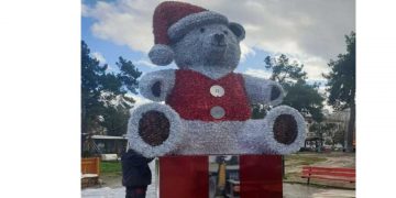 Ο γιγαντιαίος χριστουγεννιάτικος αρκούδος στο Παλιό Πάρκο Πτολεμαΐδας