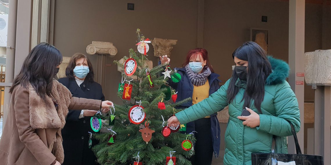 Με στολίδια της “Ηλιαχτίδας” στολίστηκε το Χριστουγεννιάτικο δέντρο της Εφορείας Αρχαιοτήτων Κοζάνης