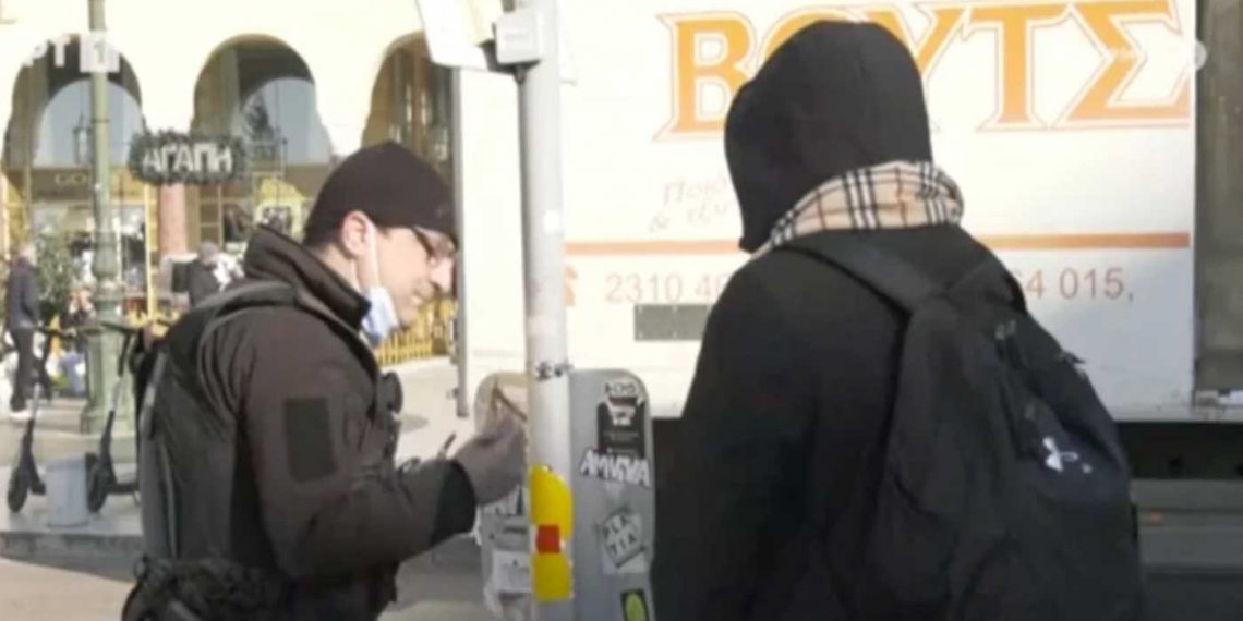 Κι όμως συνέβη: Αστυνομικός χωρίς μάσκα κόβει πρόστιμο σε πολίτη επειδή δεν φορά μάσκα!