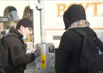 Κι όμως συνέβη: Αστυνομικός χωρίς μάσκα κόβει πρόστιμο σε πολίτη επειδή δεν φορά μάσκα!