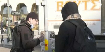 Κι όμως συνέβη: Αστυνομικός χωρίς μάσκα κόβει πρόστιμο σε πολίτη επειδή δεν φορά μάσκα! 