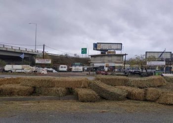 Μπάλες χορτάρι έπεσαν από φορτηγό στη Γέφυρα των Κοίλων- Προσοχή στους οδηγούς