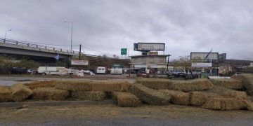 Μπάλες χορτάρι έπεσαν από φορτηγό στη Γέφυρα των Κοίλων- Προσοχή στους οδηγούς