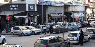 Απίστευτες σκηνές στην Θεσσαλονίκη – Αγριο ξύλο και κυνηγητό στα δικαστήρια (βίντεο-φώτο)