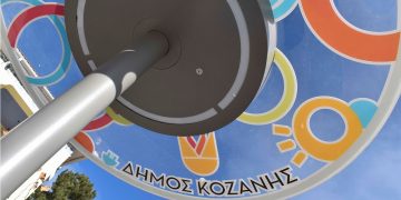 Κοζάνη: Ήρθαν τα «έξυπνα» παγκάκια και οι ηλιακοί φορτιστές για τους πολίτες