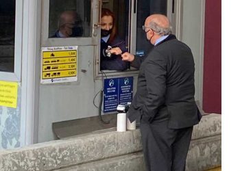 Ευχές στους εργαζομένους στα διόδια Πολυμύλου από τον Υφ. Μεταφορών Μ. Παπαδόπουλο