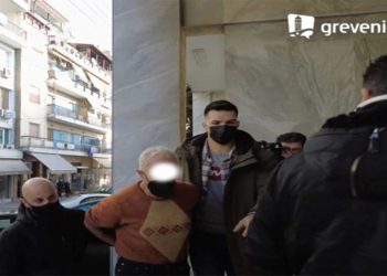 Στις φυλακές Φελλίου οδηγείται ο 59χρονος για τη δολοφονία και τον βιασμό της μητέρας του (VIDEO)