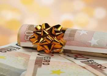 Δώρο Χριστουγέννων: Οι φετινές «ιδιαιτερότητες» στην καταβολή του