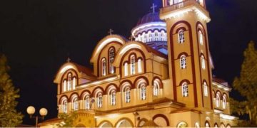 Λάρισα: Εκκλησία μετρά με φωτοκύτταρο τους πιστούς και διαθέτει βίντεο γουόλ